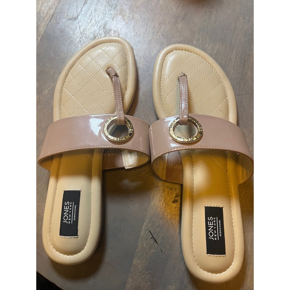 Jones New York Womens Sandals Quilted Patent Thong Tan 10M